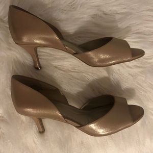 Bandolino Peep Toe Beige w Gold Sheen Kitten Heel